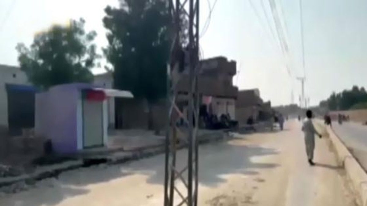 سکھر میں بجلی کے پولز